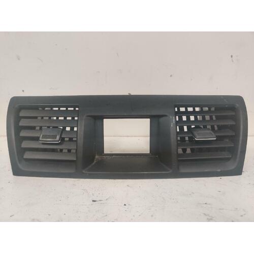 Toyota Kluger Centre A/C Vents GSU40 05/2007-02/2014