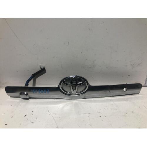 Toyota Camry Centre Bootlid Garnish AHV40 12/2009-11/2011