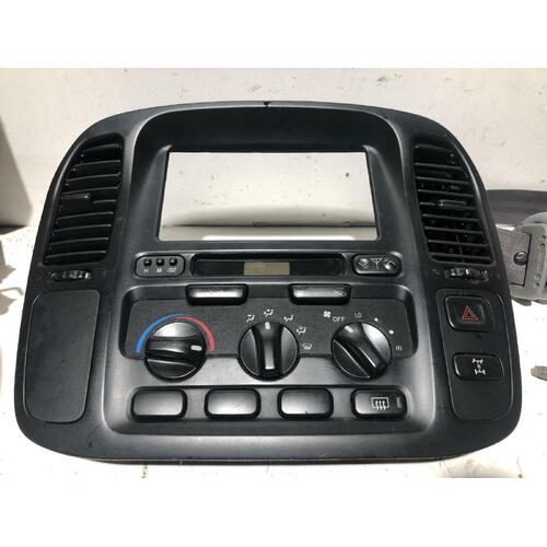 Toyota Landcruiser Heater Controls with Diff Lock Switch FZJ105 01/1998-09/2002