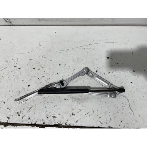 Lexus GS430 Left Bootlid Hinge / Strut UZS190 03/2005-12/2011