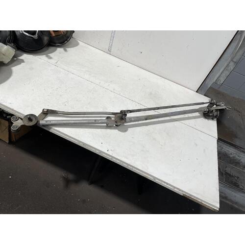 Nissan Elgrand Front Wiper Assembly E51 05/2002-12/2010