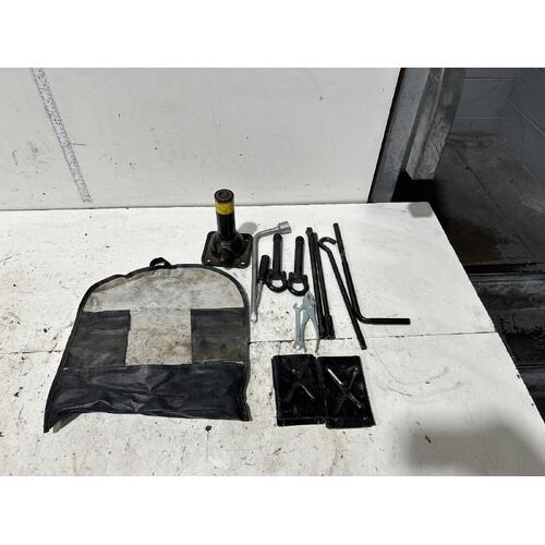 Toyota Hiace Jack / Tool Kit TRH201 03/2005-04/2019