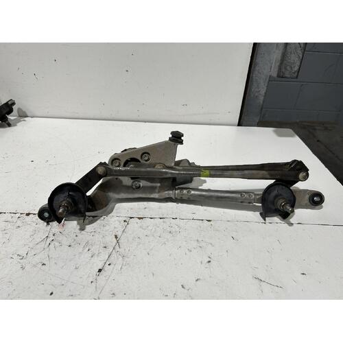 Toyota Prius C Front Wiper Assembly NHP10 12/2011-05/2015