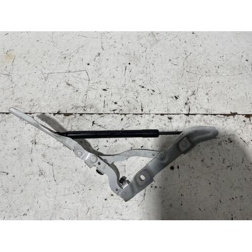 BMW 1 Series Left Bootlid Hinge And Strut E82 05/2008-09/2013