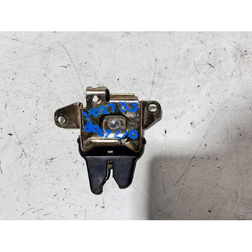Toyota Avalon Bootlid Lock Mechanism MCX10 07/2000-09/2003