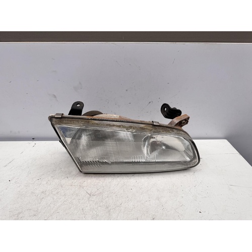 Toyota Camry Right Head Light MCV20 08/1997-09/2000