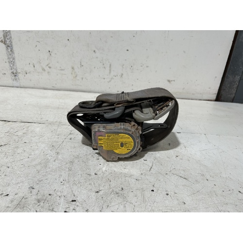 Toyota Hilux Right Front Seatbelt KUN26 03/2005-06/2011