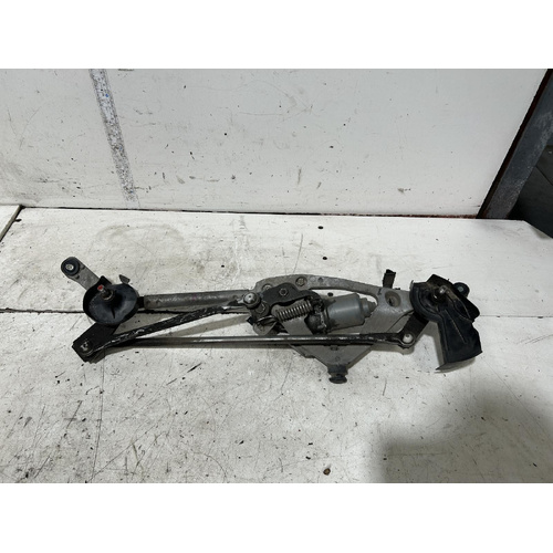 Lexus CT200h Front Wiper Assembly ZWA10 12/2010-12/2013