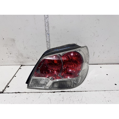 Mitsubishi Outlander Right Tail Light ZE 12/2002-07/2004