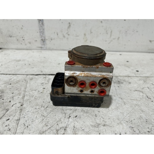 Toyota Hilux ABS Pump / Module KUN26 03/2005-08/2015