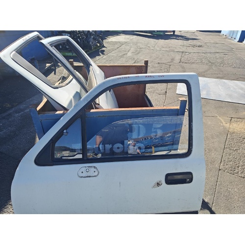 Toyota Hilux Left Front Door Glass RN90 10/1988-09/1997