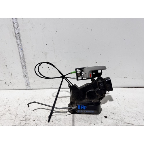 Toyota Kluger Right Front Door Lock Mechanism MCU28 01/2001-04/2007
