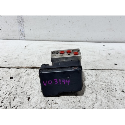 Toyota Hilux ABS Module KUN26 03/2005-08/2015