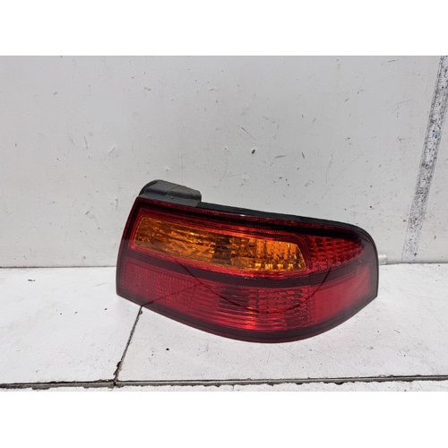 Toyota Avalon Right Tail Light MCX10 07/2000-09/2003