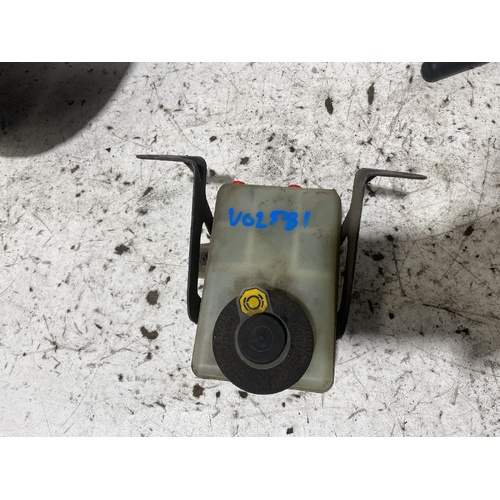Toyota Estima Master Cylinder Reservoir ACR30 2000-2006