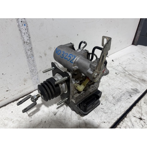 Lexus CT200h ABS Booster Assembly ZWA10 12/2010-2020