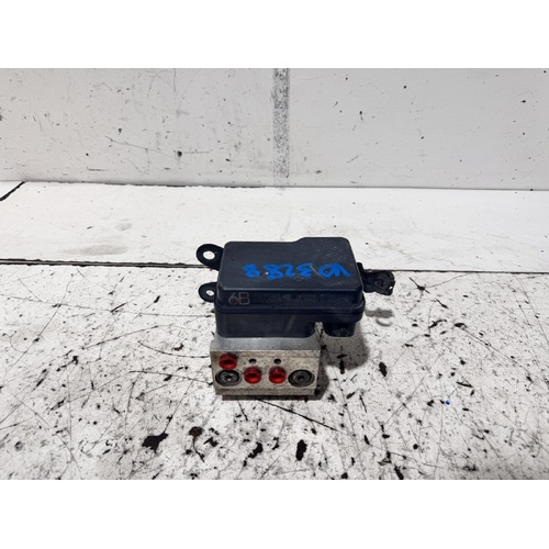 Toyota Hilux ABS Module KUN16 03/2005-08/2015