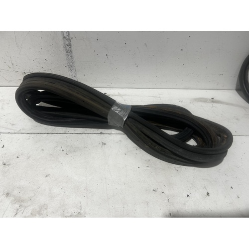 Toyota Hiace Tailgate Body Seal / Rubber TRH201 01/2005-04/2019