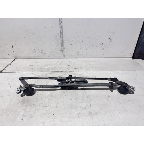 Toyota Hiace Front Wiper Assembly KDH201 01/2005-01/2014