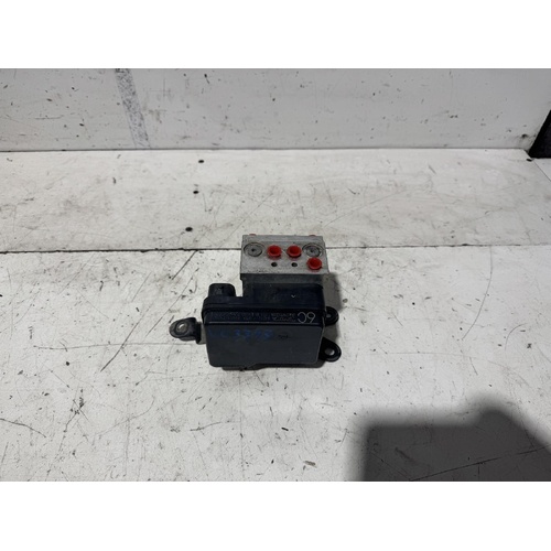 Toyota Hilux ABS Pump / Module KUN26 03/2005-08/2015